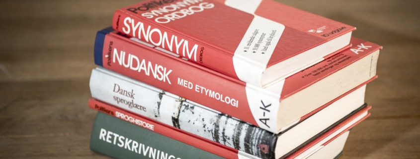 Foto af en stak bøger om dansk grammatik